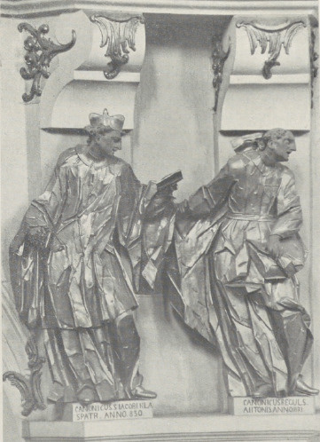 1. Lwów. Kościół oo. dominikanów. Posągi pod kopułą: Canonicus S. lacobi de Spatha i Canonicus Regularis S. Antonii. — Fot. A. Bochnak.