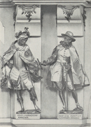 2. Lwów. Kościół oo. dominikanów. Posągi pod kopułą: Eques S. Mariae Rosarii i Eques lesu Christi et S. Dominici. — Fot. A. Bochnak.