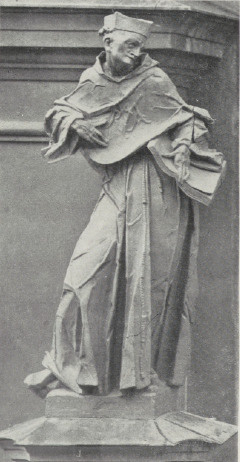18. Przemyśl. Kościół oo. franciszkanów. Posąg ś. Antoniego przed fasadą.— Fot. A. Bochnak