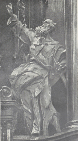 23. Przemyśl. Kościół oo. franciszkanów. Posąg ś. Pawła w głównym ołtarzu. — Fot. A. Bochnak.