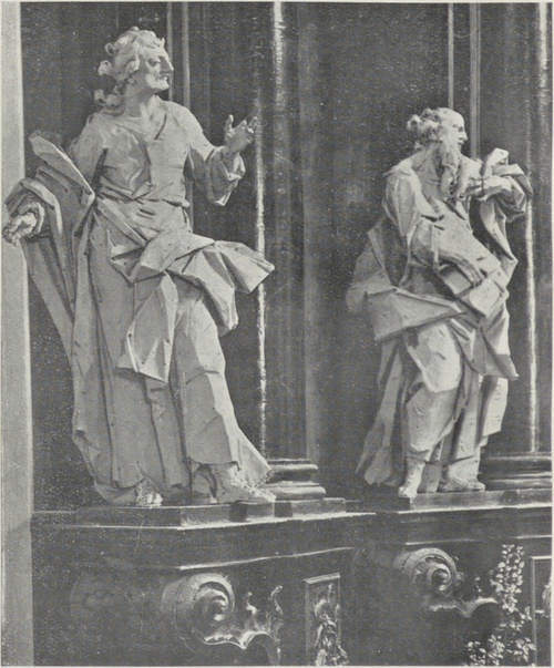 56. Buczacz. Kościół parafjalny. Posągi w głównym ołtarzu. Fot. A. Bochnak.