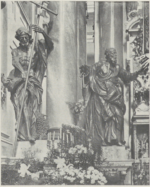 82. Lwów. Kościół oo. dominikanów. Posągi śś. Jana Chrzciciela i Piotra w głównym ołtarzu. — Fot. A. Bochnak.