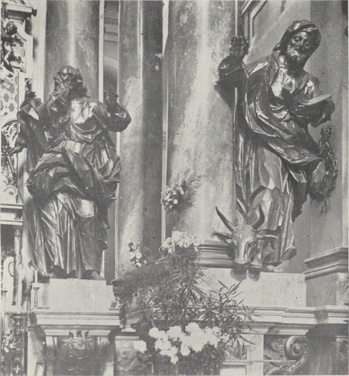 83. Lwów. Kościół oo. dominikanów. Posągi śś. Pawła i Łukasza w głównym ołtarzu. — Fot. A. Bochnak.