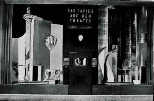 PAPIEROWE DEKORACJE TEATRALNE NA WYSTAWIE W DREŹNIE