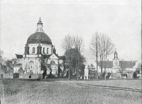 Widok frontu kościoła i klasztoru.