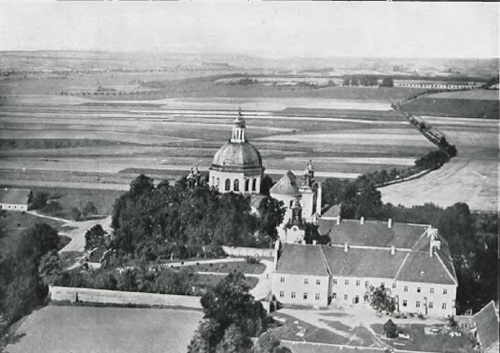Widok ogólny kościoła i klasztoru, zdjęcie z aeroplanu dokonane przez p. majora Wiktora Willmanna.