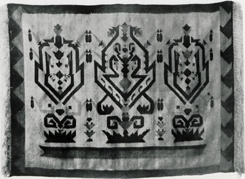 Kilim ścienny, projektowany przez uczennice III r. na kursie prof. Harlanda i wykonany w kilimkami szkolnej.