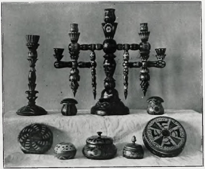 Batik na drzewie. Prace uczniów II roku kursu prof. Wiktora (lichtarze), oraz uczni prof. Sichulskiego (bomboniery) i prof. Harlanda (puszki).