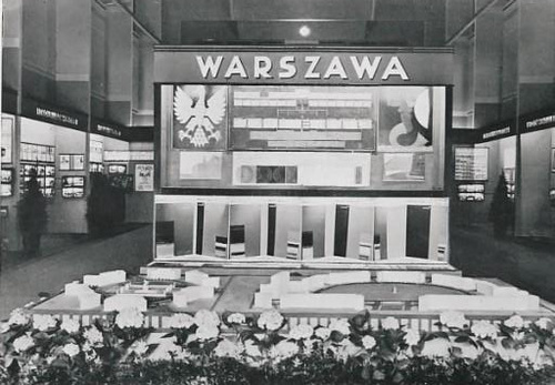 FRAGMENT STOISKA W WARSZAWIE W PAWILONIE “SAMORZĄDÓW. PROJ. INŻ. ARCH. LEON SUZIN Z WARSZAWY
