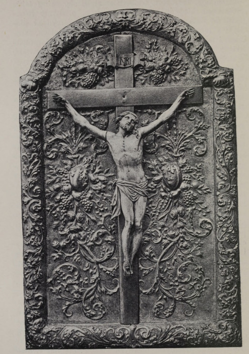 Ryc. 9. Tablica w srebrze kuta (au repoussé); na niej krucyfiks ze słoniowej kości. Ze skarbca rz. kat. katedry lwowskiej.
