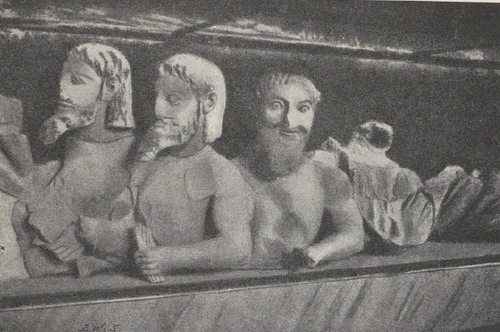 Fig 170. Tyfon o trzech tułowiach (z porosu) z pola szczytowego. Ateny. Akropolis.