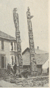 Ryc. 26. Totemy fortu Wrangla. Stany Zjednoczone.
