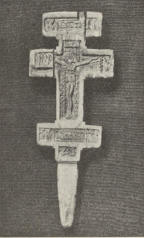 Ryc. 57. Krzyż drewniany ruski. Lwów. Muz. im. Sobieskiego.