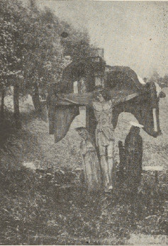 Ryc. 60. Resztki krzyża drewnianego w Niegardowie p. Olkuski.