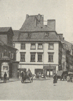 Ryc. 111. Dom przy ulicy Freta Szerokiej w Warszawie.