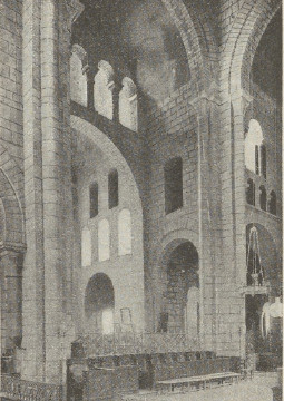 Ryc. 116. Kościół św Stefana w Nevers.