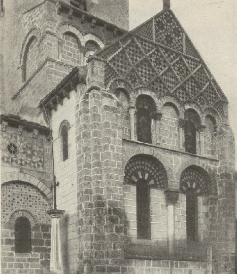 Ryc. 143. Okładziny kościoła w Chauriat.