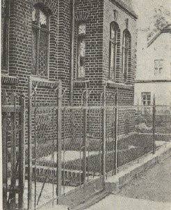Ryc. 145. Budynek szkolny.