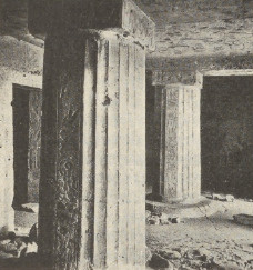 Ryc. 163. Kolumny egipskie żłobkowane.