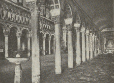Ryc. 173. Wnętrze kościoła Apolinare Nuovo w Ravennie.