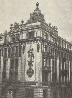 Ryc. 192. Dom narożny przy ulicy Przeskok w Warszawie.
