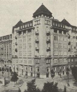 Ryc. 193. Dom narożny przy ulicy Jasnej w Warszawie.