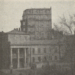 Ryc. 195. Część Pałacu Prymasowskiegow Warszawie.