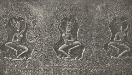 Ryc. 220. Tancerki niebiańskie z pagody Syjamskiej pod Kaonpong-Luong.