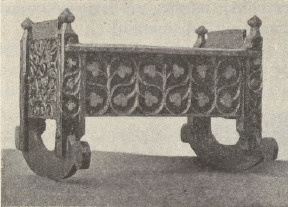 Ryc. 241. Kołyska późnogotycka z Muz. Nar. w Krakowie.