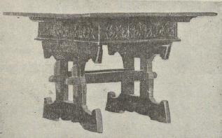 Ryc. 243. Stół późnogotycki.