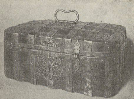 Ryc. 249. Szkatułka okuta. — Warsz. Muz. Narodowe.