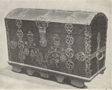 Ryc. 250. Skrzynia okuta z XVII w. — Lwów. Muz. im. Sobieskiego.