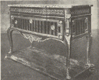 Ryc. 253. Komoda. Louis XVI. Wykładana.