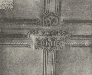 Ryc. 255. Rzeźbione dźwigary pułapu.