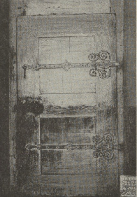 Ryc. 262. Drzwi boczne w kościele św. Anny w Kazimierzu nad Wisłą.