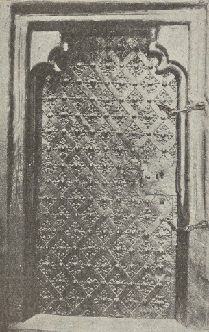 Ryc. 263. Drzwi okute w kościele paraf. w Olkuszu.