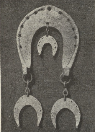 Ryc. 266. Godło cechu kowali podków. Lwów. Muz. im. Sobieskiego.