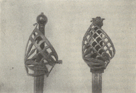 Ryc. 270. Żelazne gardy rapierów. — Lwów. Muz. im. Sobieskiego.