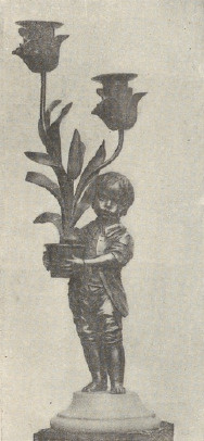 Ryc. 273. Kandela br bronz. z figurą ogrodniczka, epoka Ludwika XV.(South Ken. M uz.).