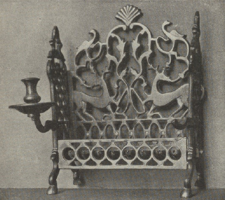 Ryc. 274. Świecznik żydowski mosiężny lany. — Lwów. Muz. im. Sobieskiego.