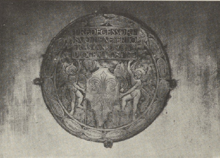 Ryc. 282. Bronzowa tablica pamiątkowa z kolegjaty w Pułtusku.