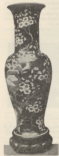 Ryc. 291. Duża waza z chińskiej porcelany, tło czarne. (Mus. des arts decoratifs).