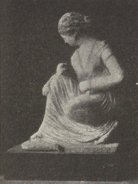 Ryc. 293. Figurka tanagryjska.