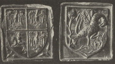 Ryc. 300. Kafle polskie średniowieczne. —.Warszawa. Muz. Narodowe.