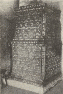 Ryc. 301. Piec kaflowy w Starym dworze w Zelwie, p. Szaweiski.