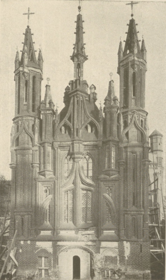 Wiz. 184. Kościół Ś-tej Anny w Wilnie przy kościele Bernardyńskim, jako doskonały a przepiękny okaz wspaniały stylu nadwiślańskiego. Architektura wykonana w cegle, przyczem w osi głównej dzieła występuje laska, silnie odznaczona, przechodząca górą we wieżyczkę trzecią. Dwie wieże skrajne i wieżyczka środkowa to zasadniczo trzy węzły działowe, zastosowane w architekturze polskiej, gdzieindziej nieznane. Dzieło wedle podania Wojciecha Krzyżaka