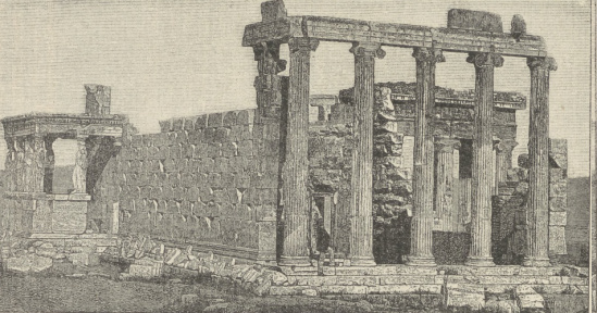 Rys. 46. Widok Erechtejonu od wchodu o podcieniu niegdyś na sześciu słupach wspartem. Od południa widać wiatę dziewiczą, która zamiast słupów ma karjatydy.