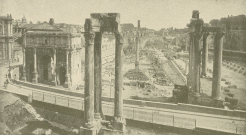 Wiz. 62. Widok na Forum Romanum ze szczątkami słupów korynckich. Na samym czele trzy słupy korynckie ze świątyni Wespazjana - Tytusa, dalej na przedzie po lewej łuk Septyma Sewera w r, 203 po Chr. postawiony w poprzek drogi Via Sacra - w głębi na prawo zaznacza się łuk Tytusa z r. 8, po Chr., przez który prowadziła dalej droga Via Sacra, bliżej ku Colosseum, jakie się na widnokręgu pośrodku zarysowuje. - Na lewo od łuku Tytusa stała bazylika Konstantyna W. na prawo za wzgórzem jest łuk Konstantyna Wielkiego. - Z przodu na prawo ośm słupów świątyni Saturna. Za tą świątynią była bazylika Julia.