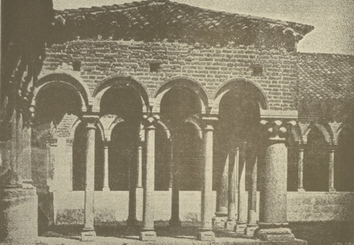 Wiz. 83. Kapliczka Ś-GO ZENONA W WERONIE (TEMPIETTO S. ZENO) o słupach romańskich jednej wysokości, ale środkiem cieńszych, na kraju grubszych. Głowice z dwóch rzędów liści. W głębi i po lewej łączy się architektura z krużgankami. Całość przedstawia obraz sztuki Iombardzkiej, w epoce stylu Domańskiego we Włoszech najpiękniejszego, (do str. 170). W murach wiązanie cegieł polskie.
